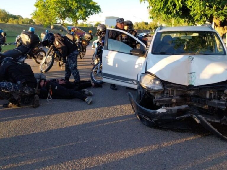 Borracho embiste a un inspector, huye a gran velocidad y acaba estrellándose contra un poste