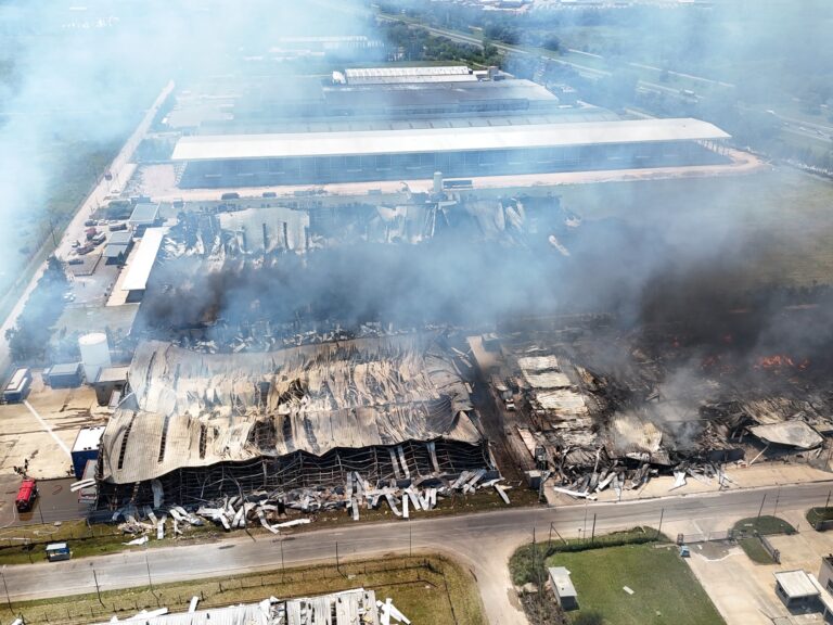 Nueva alarma en el polo industrial de Ezeiza: se reaviva el fuego a una semana del devastador incendio