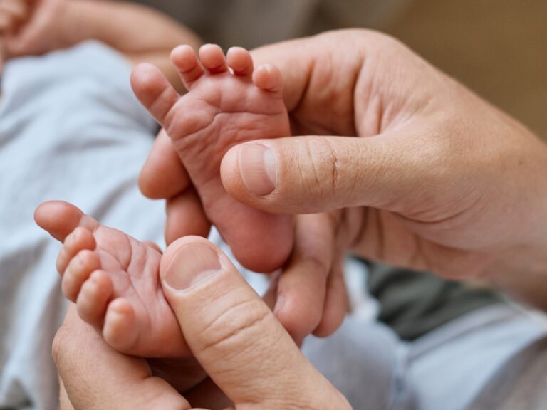 Juez interviene y salva la vida de un bebé tras autorizar cirugía rechazada por sus padres testigos de Jehová