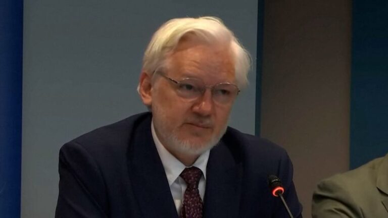 Julian Assange reaparece y aboga por la libertad de prensa tras su liberación