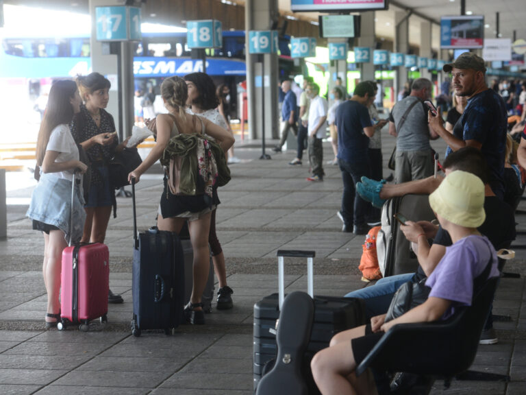 Alertan sobre tres micros en Retiro con casos de sarampión: rutas y paradas descritas