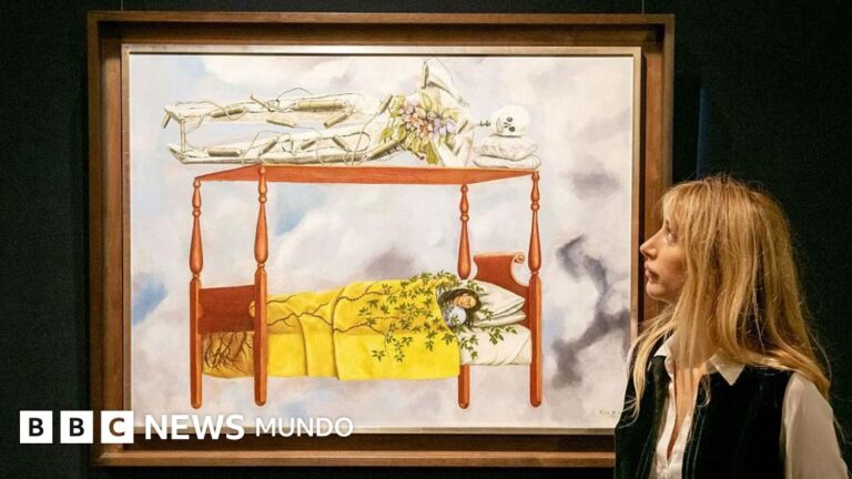 Frida Kahlo: ‘El sueño (la cama)’, la obra de arte más cara de una mujer en subasta