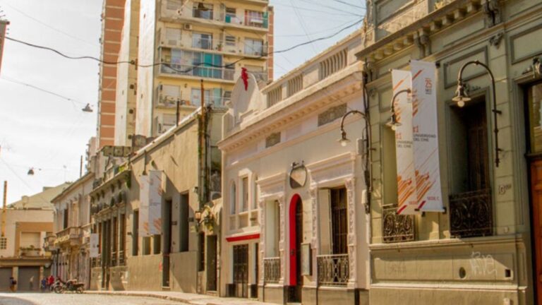 Descubre la Calle Porteña que Encanta con Arte, Tango y Antigüedades