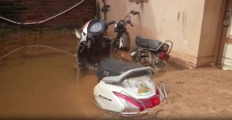 Deslizamiento de barro engulle viviendas en Tamil Nadu, India