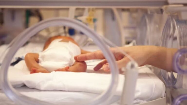 Juez autoriza cirugía salvadora para bebé cuyos padres se oponían por creencias religiosas