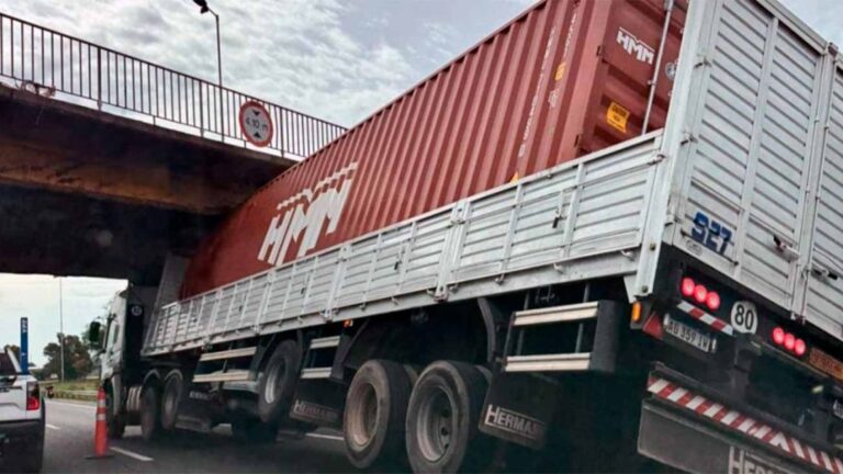 Impactante Video: Camión Choca Contra Puente y Causa Embotellamiento de 5 km