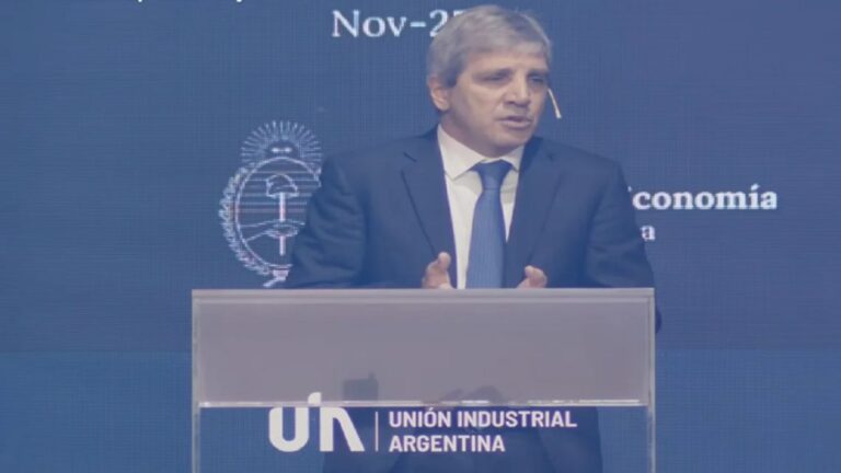 Luis Caputo brilla en la UIA: Aplausos al pragmatismo