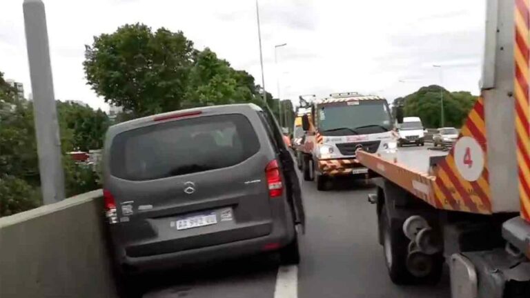 Impactante choque múltiple en la Autopista 25 de Mayo: camioneta pierde control y cruza a carril contrario