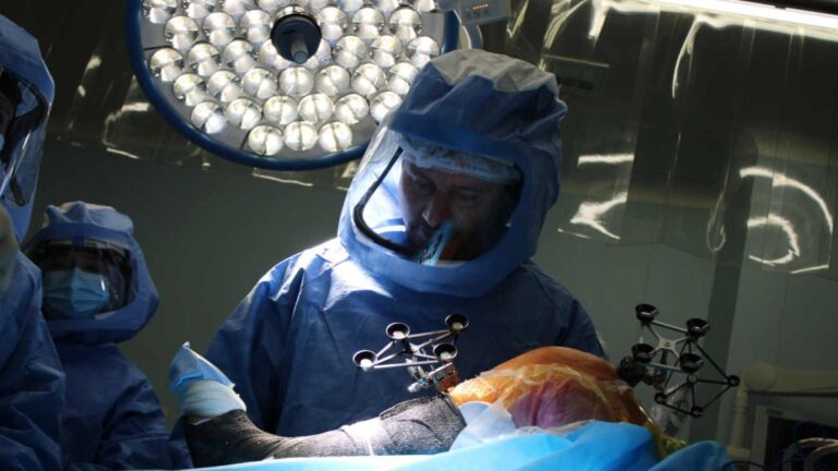 En 2030, las cirugías de rodilla y cadera serán realizadas por robots