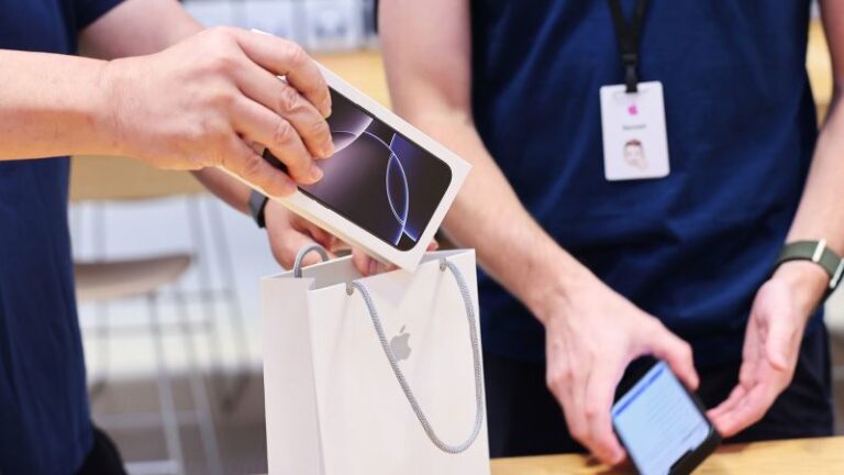«El iPhone 16 inicia con tropiezos, pero algunos analistas anticipan un ‘superciclo'».