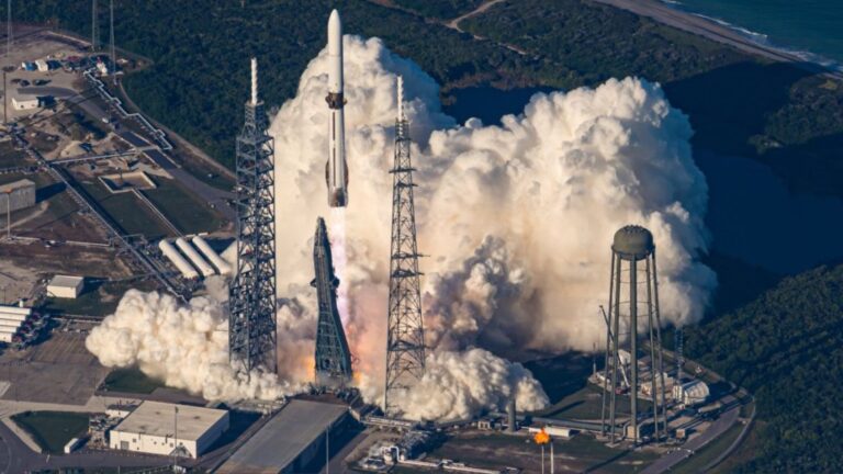 Blue Origin logra recuperar un propulsor de cohete en el mar y recibe aplausos de Musk
