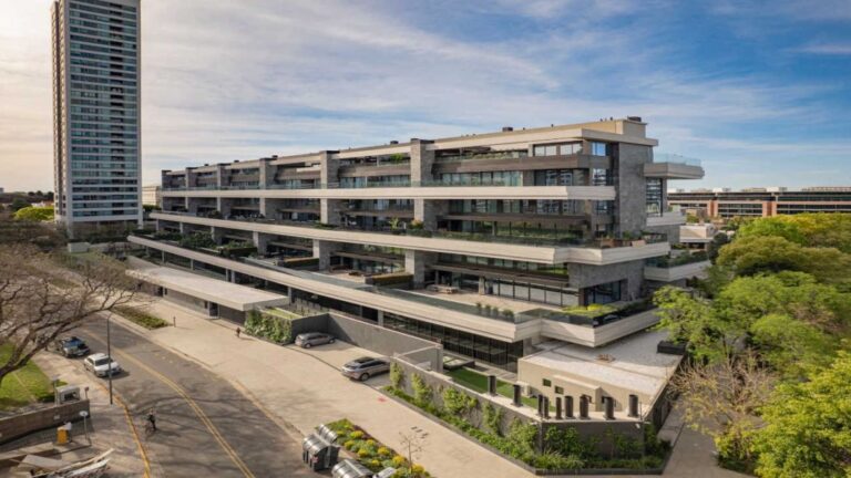 Creaurbana Triunfa con Dos Premios en los International Property Awards 2025