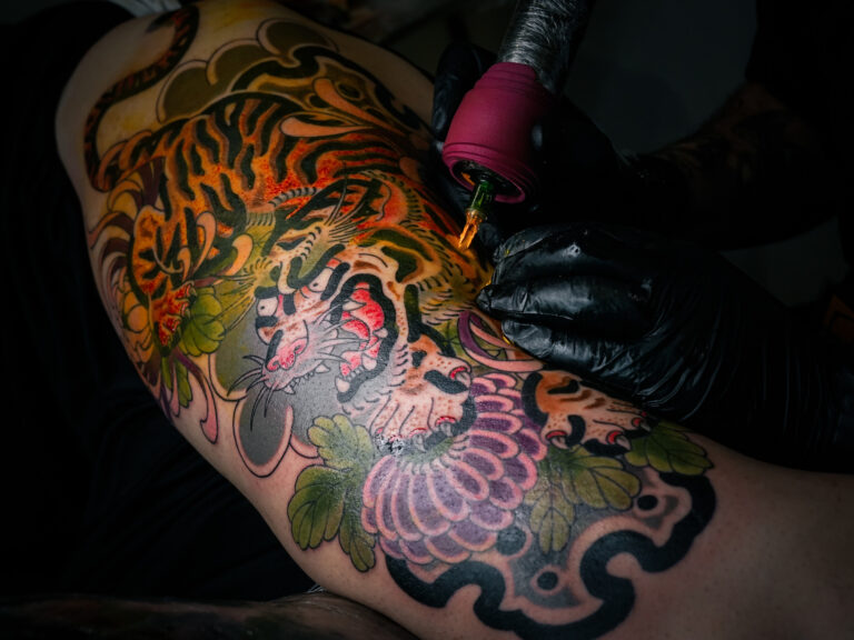 Tinta de Tatuajes: Un Peligro para la Salud y la Eficacia de las Vacunas
