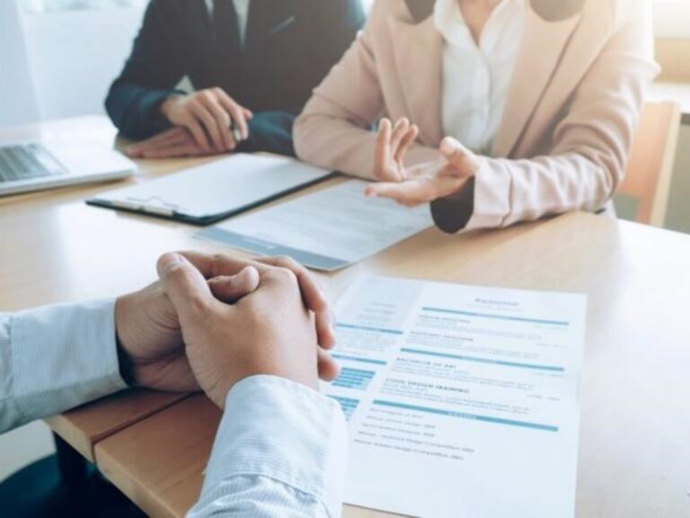Cómo las Empresas Aprovechan la IA para Evaluar la Reputación Digital en los Nuevos Contratos