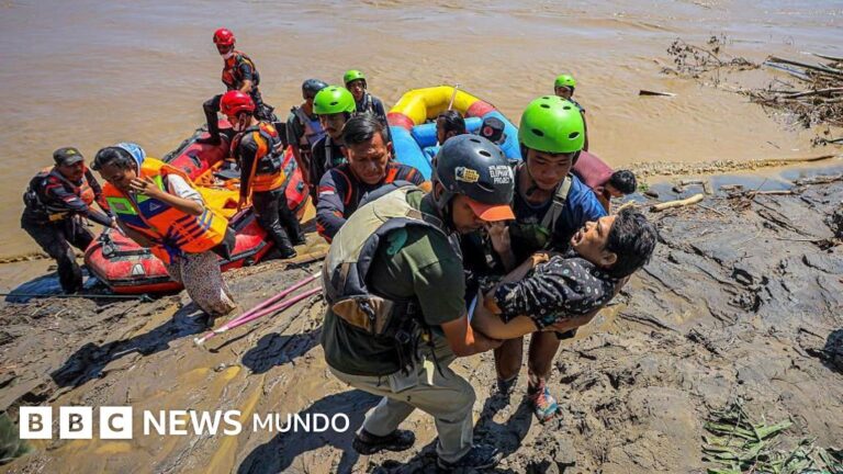 Más de 400 muertos por inundaciones devastadoras en Indonesia