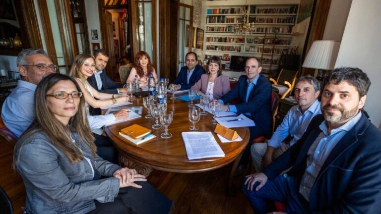 Conoce a los 9 economistas que se reunieron con Cristina Kirchner en San José 1111