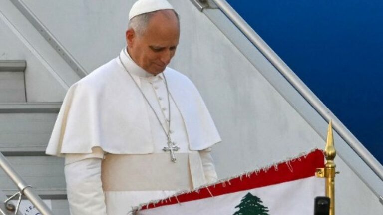 El Papa León XIV llega a Líbano con un mensaje urgente de paz