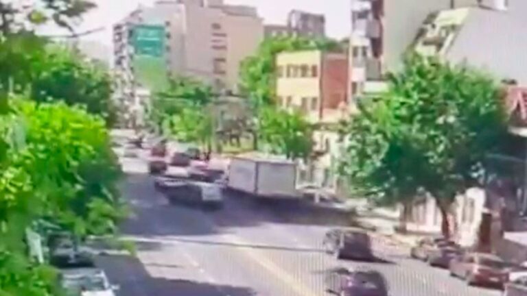 Camión embiste autos estacionados y atropella a mujer en Flores