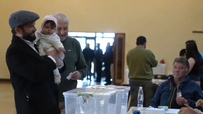Boric vota en Punta Arenas con su hija Violeta: ‘Chile es una familia, a pesar de las diferencias’