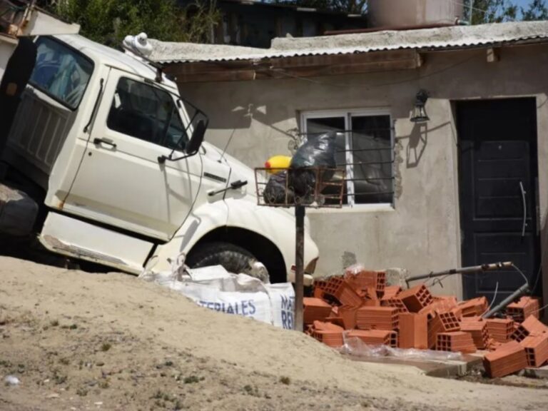 “Trágico accidente: conductor atropellado y fallecido por su propio camión”