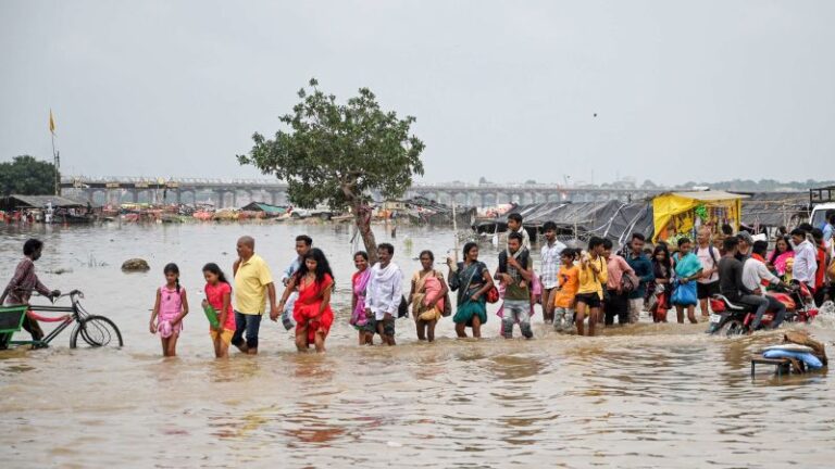 India: Inundaciones devastadoras sumergen casas y vehículos