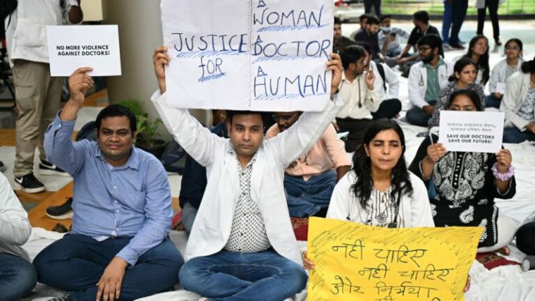 300,000 médicos en India se declararon en huelga exigiendo protección para el personal de salud