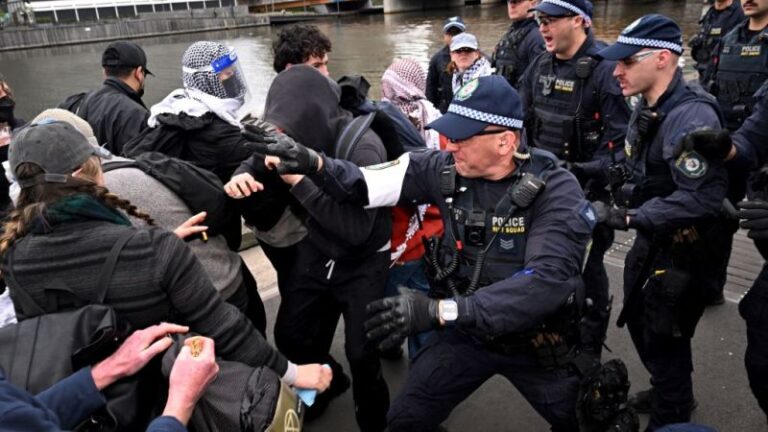 Conflito entre manifestantes y policía en convención de defensa en Australia