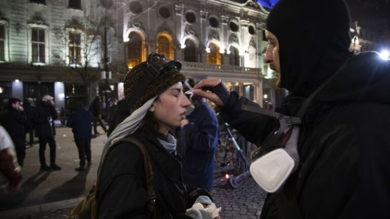 La Policía de Georgia dispersa manifestantes con cañones de agua