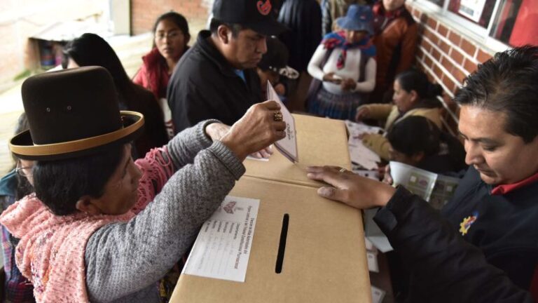 ¿Pueden los partidos de centro impulsar a los extremos en América Latina? Análisis de Andrés Oppenheimer