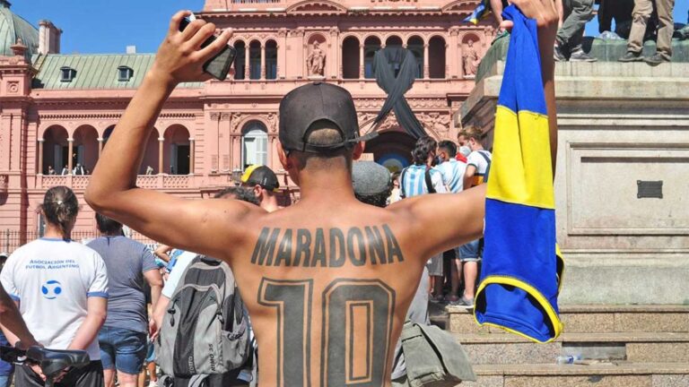 D10s: Del Duelo a la Canonización de Diego
