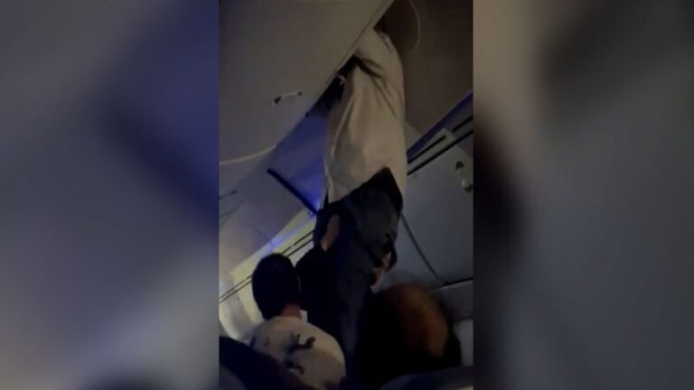 Video Impactante: Pasajero Baja del Compartimento Superior Tras Turbulencia