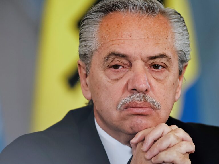 Alberto Fernández procesado por el escándalo de corrupción en seguros