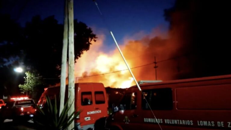 Incendio devastador en Lomas de Zamora destruye fábrica de plásticos y evacua a residentes