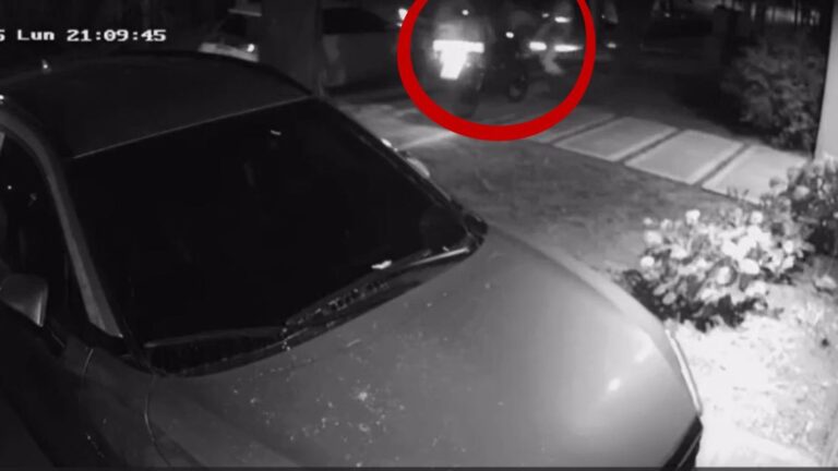Repartidor frustra robo con una espectacular ‘patada voladora’ y ahuyenta a ladrones