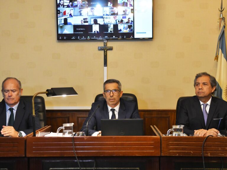 El Tribunal Duplica Audiencias Semanales y Enfrenta Críticas a la Corte y Casación