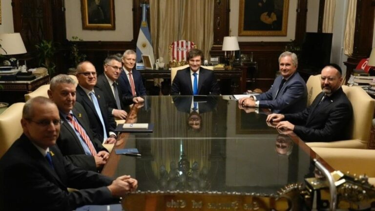 Javier Milei, con la camiseta de Estudiantes en el sillón de Rivadavia