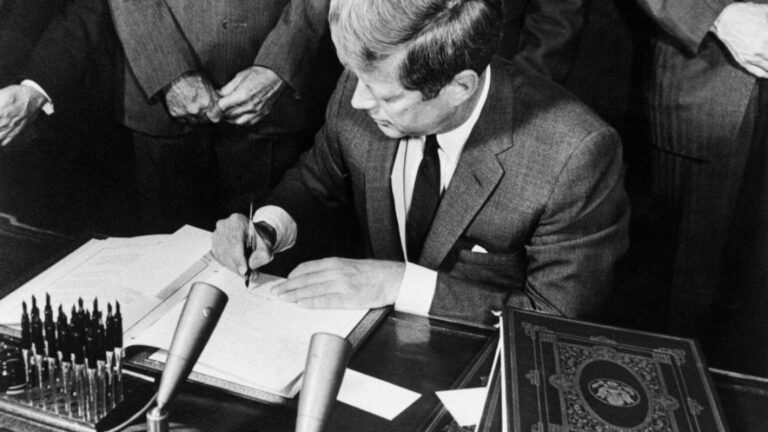Kennedy: La Dinastía que Definió la Política y el Mito Americano