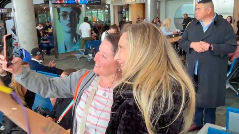Karina Milei deslumbran en Aeroparque con su maratón de selfies antes de volar a Mar del Plata