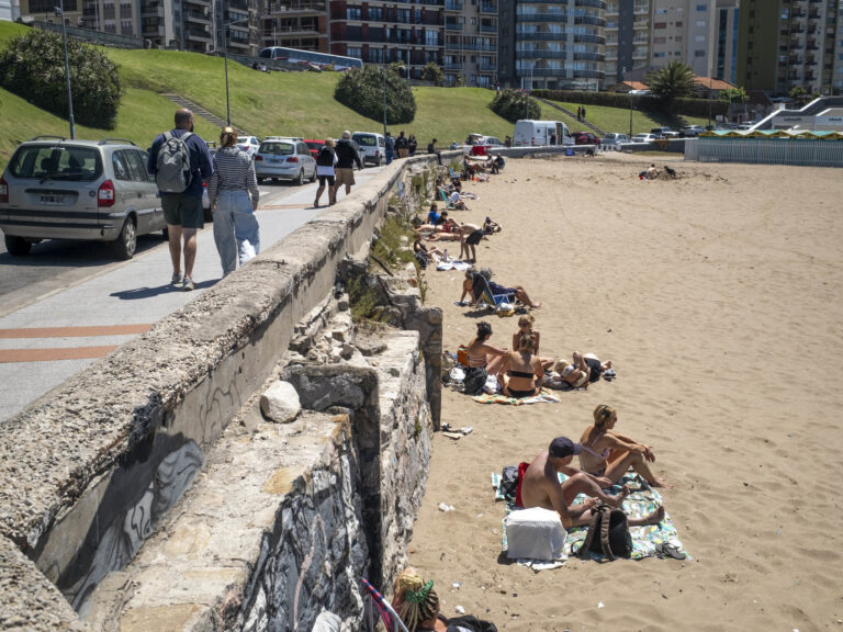Mar del Plata: El sol brilla y los turistas invaden la playa en el inicio del fin de semana largo