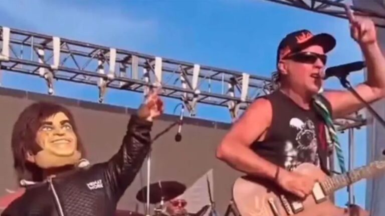 La Renga incorpora un enano como Milei en su recital durante la investidura presidencial