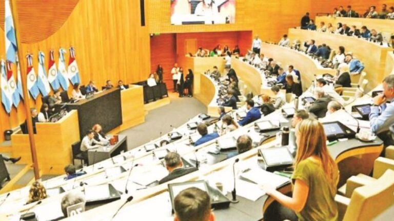 El Presupuesto de Llaryora: Tensiones entre el PJ, la UCR y el Juecismo