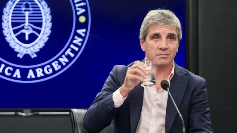 Luis Caputo impulsa la dolarización de deudas en ARCA para importadores y exportadores