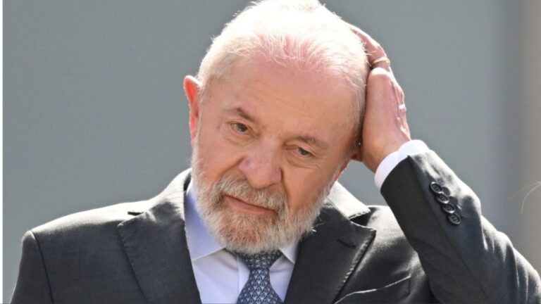 Economistas disminuyen proyección de tasas en Brasil para 2026