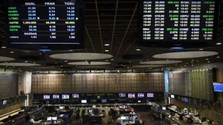 Riesgo país cae por debajo de 600 puntos: ¿Qué nivel se necesita para regresar a los mercados?