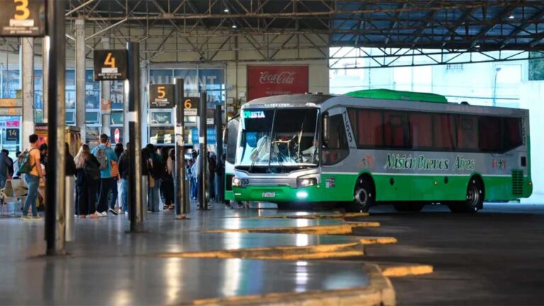 El costo mensual del viaje en micro a CABA desde La Plata supera los $130,000