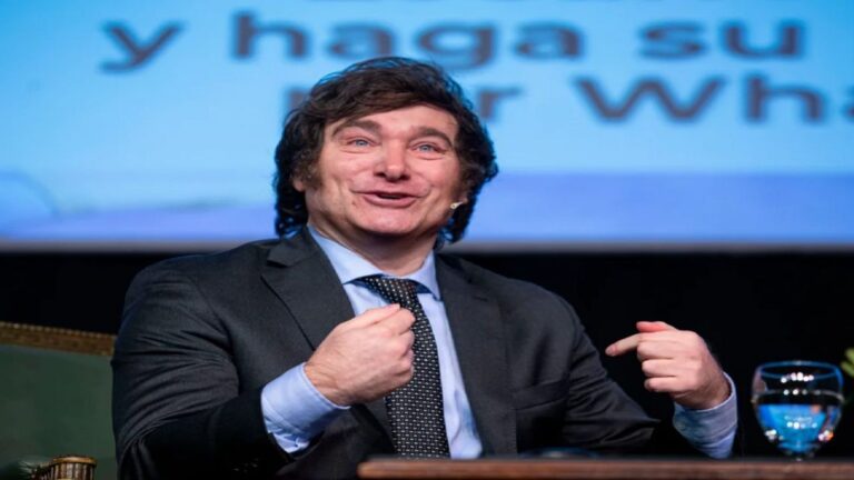 Milei se muestra con camiseta de club argentino en medio del conflicto con AFA