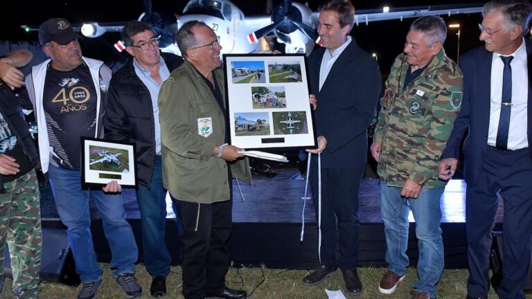 Luján rinde homenaje a veteranos de Malvinas con la inauguración del Grumman Tracker S-2E