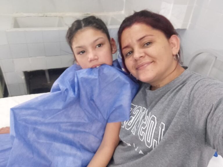 Un padre ansía ver a su hija de 15 años dar sus primeros pasos