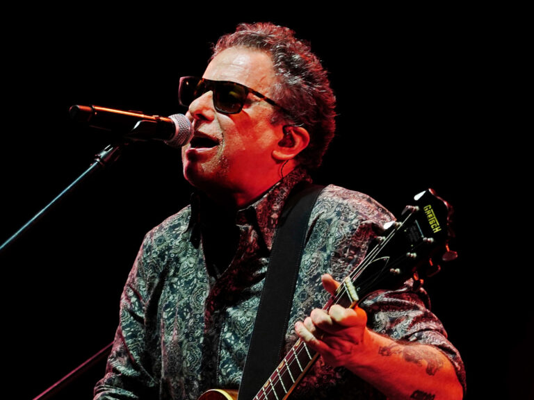 Andrés Calamaro deslumbró en el Movistar Arena con un espectacular inicio de su saga.