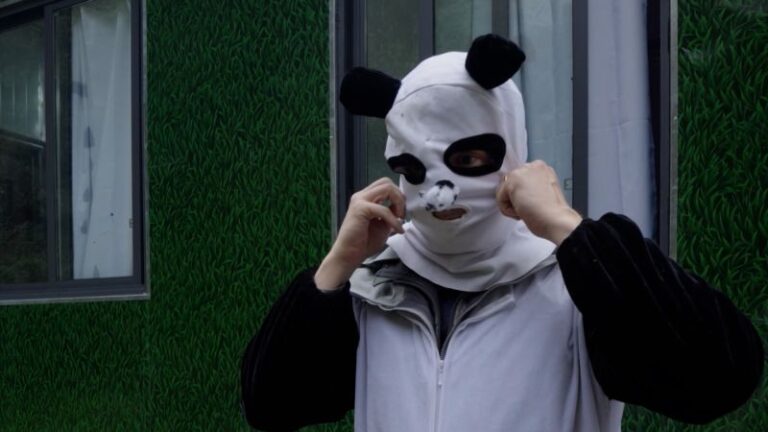 Reportero de CNN se disfraza y se sumerge en orina de panda para acercarse a ellos en China
